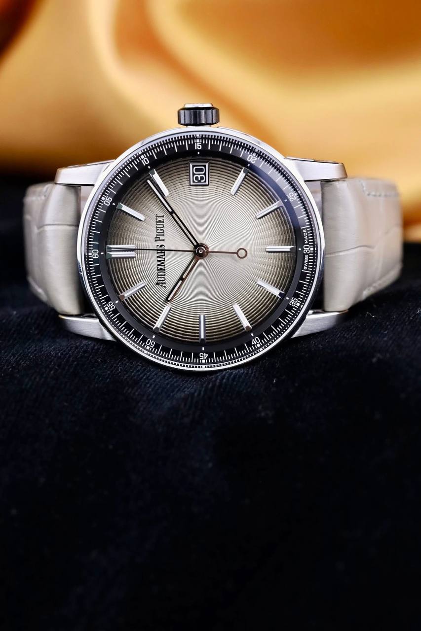 Audemars Piguet Jules Audemars Automatic – Gradient Silver Dial, Leather Strap - Image 6