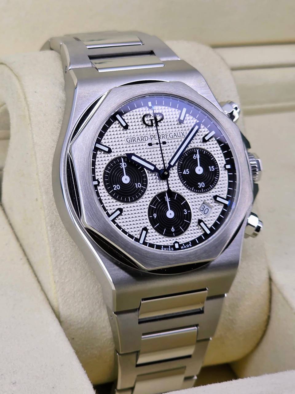 Girard-Perregaux Laureato Chronograph – Silver Dial, Stainless Steel Bracelet - Image 6