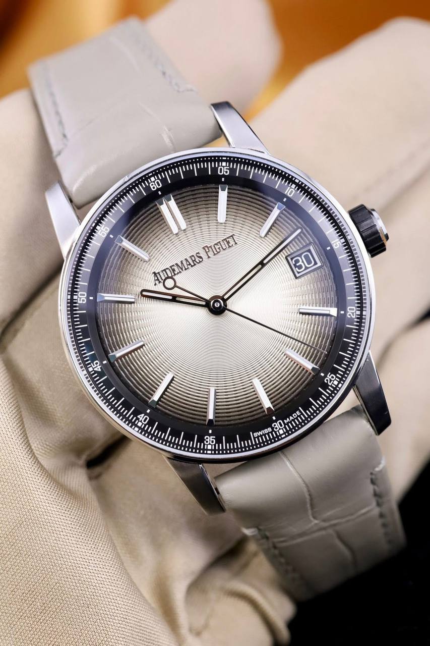 Audemars Piguet Jules Audemars Automatic – Gradient Silver Dial, Leather Strap - Image 5