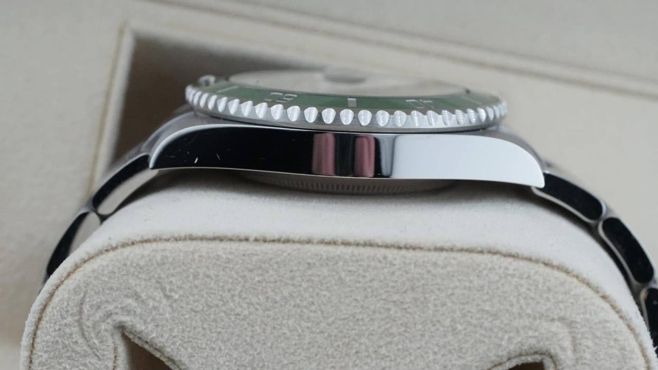 Rolex Submariner Date “Hulk” - Image 4