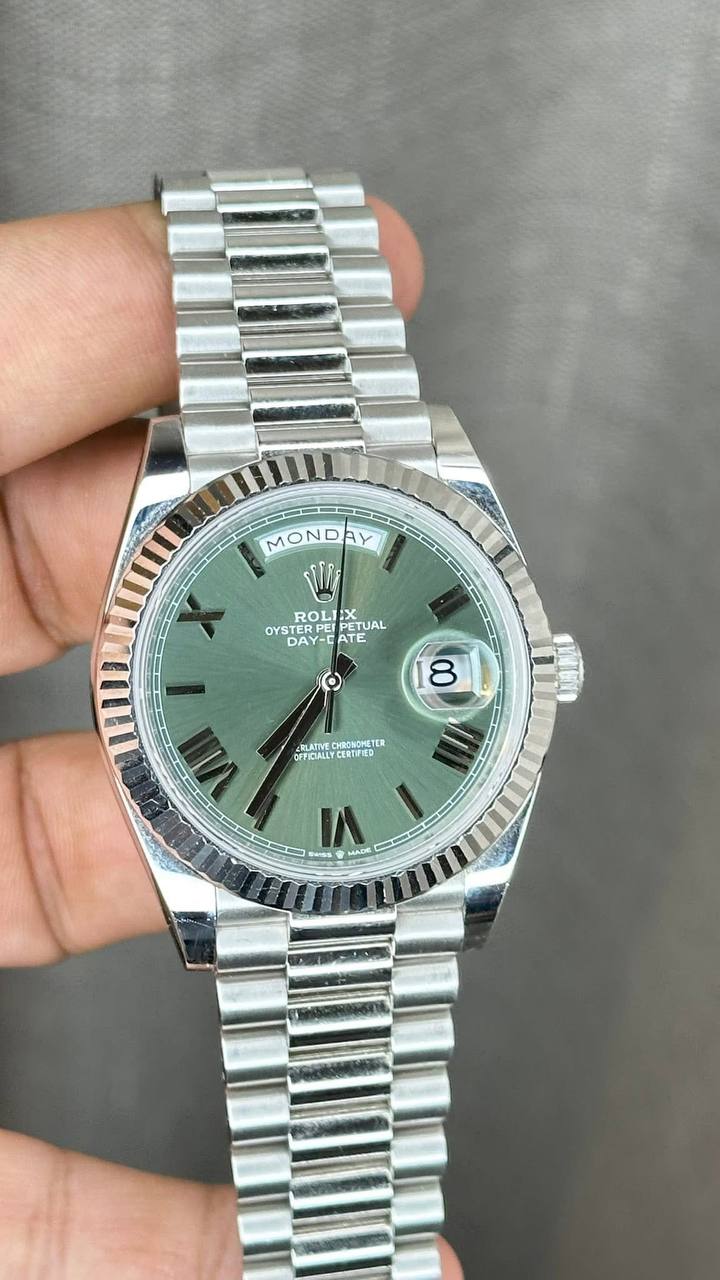 Rolex Day-Date 40 – Mint Green Roman Dial - Image 2