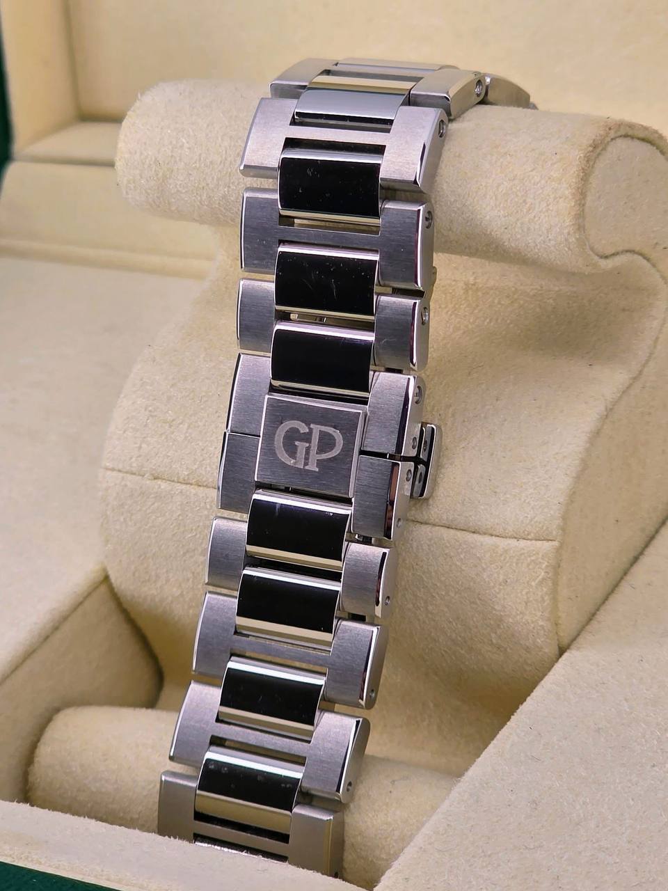 Girard-Perregaux Laureato Chronograph – Silver Dial, Stainless Steel Bracelet - Image 4