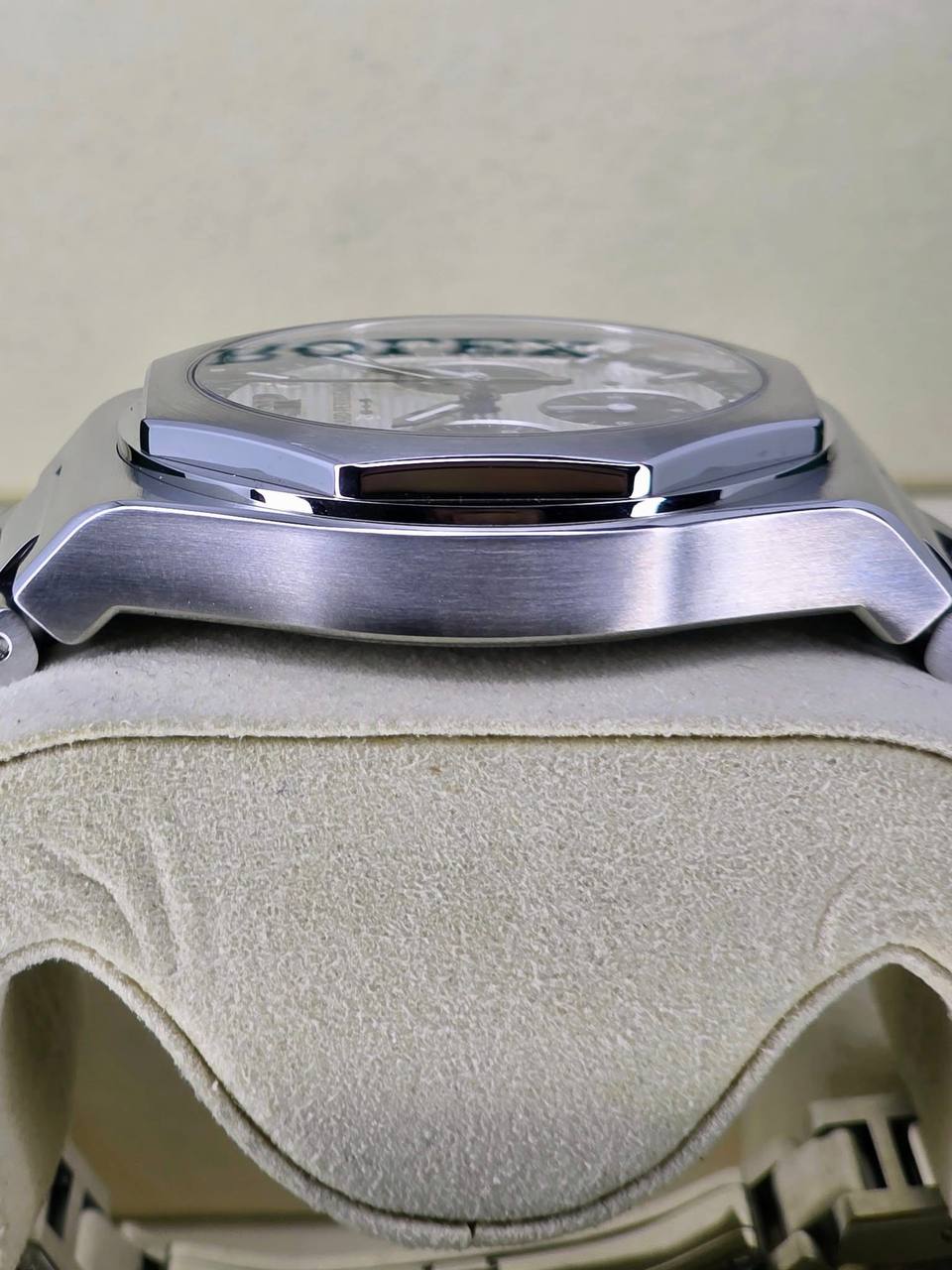 Girard-Perregaux Laureato Chronograph – Silver Dial, Stainless Steel Bracelet - Image 3