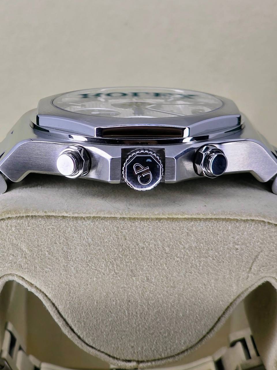 Girard-Perregaux Laureato Chronograph – Silver Dial, Stainless Steel Bracelet - Image 2